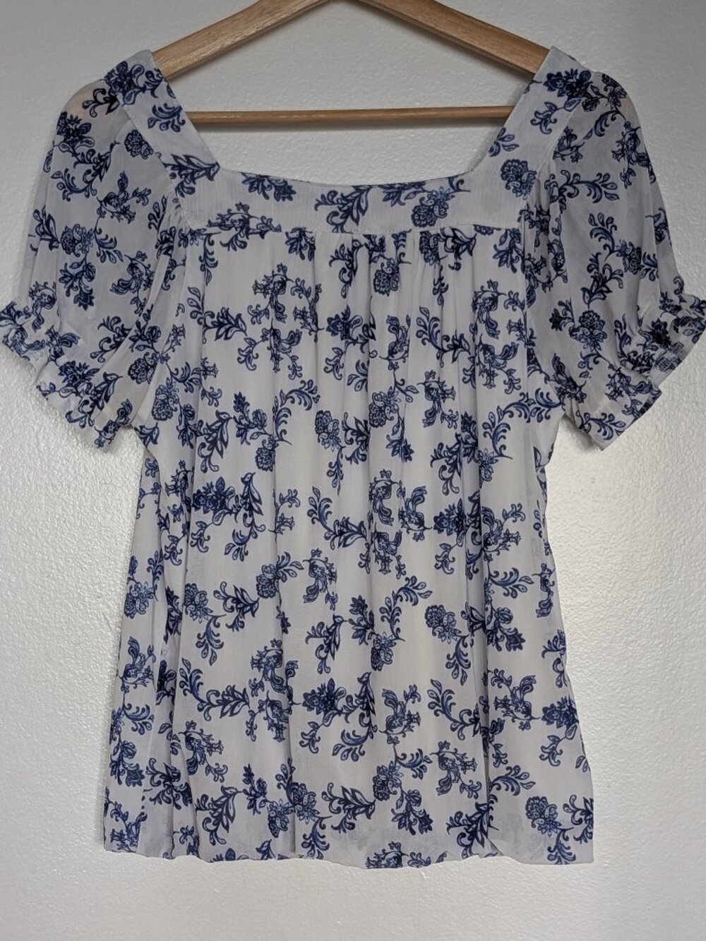 Ember White & Blue Floral Short Sleeve Top-Size L